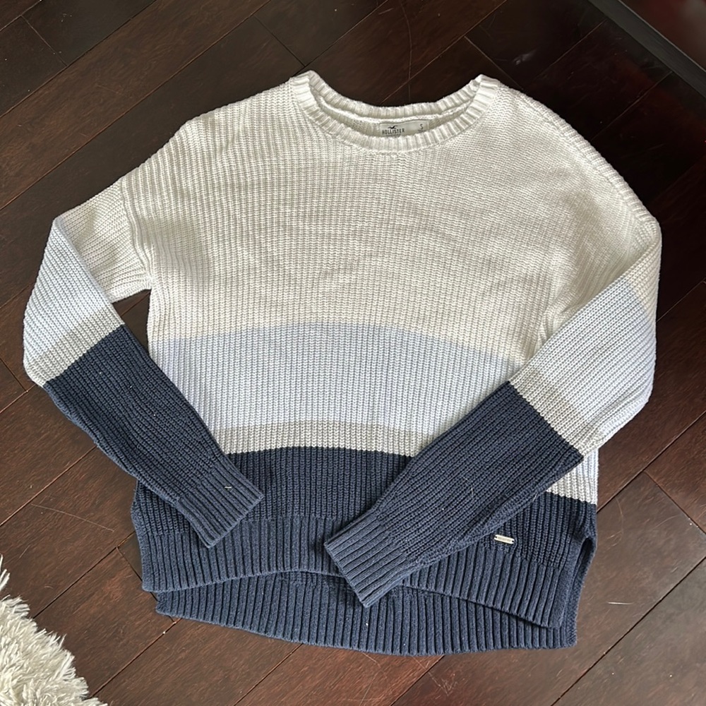 Hollister Oversized sweater. Colors: White, light blue, grey, & navy. Size small